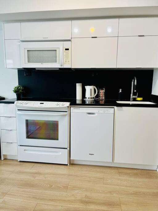 Deluxe Suite Торонто Екстериор снимка