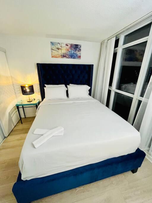 Deluxe Suite Торонто Екстериор снимка